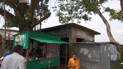 শিবগঞ্জের কামতারা যাত্রী ছাউনি প্রভাশালীদের দখলে